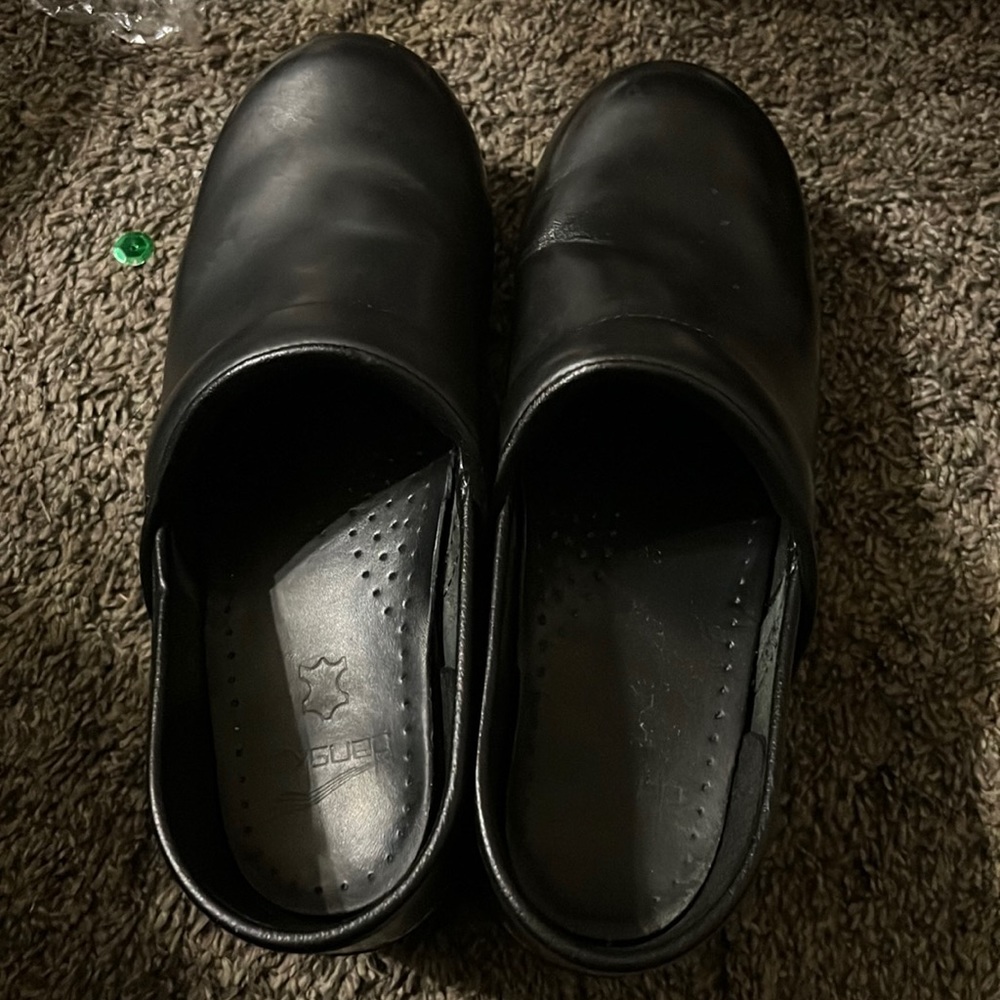 Dansko size 39 black nursing clogs.